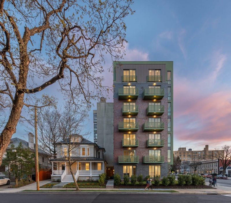 Le Parc Apartment Buiding / Teass Warren Architects