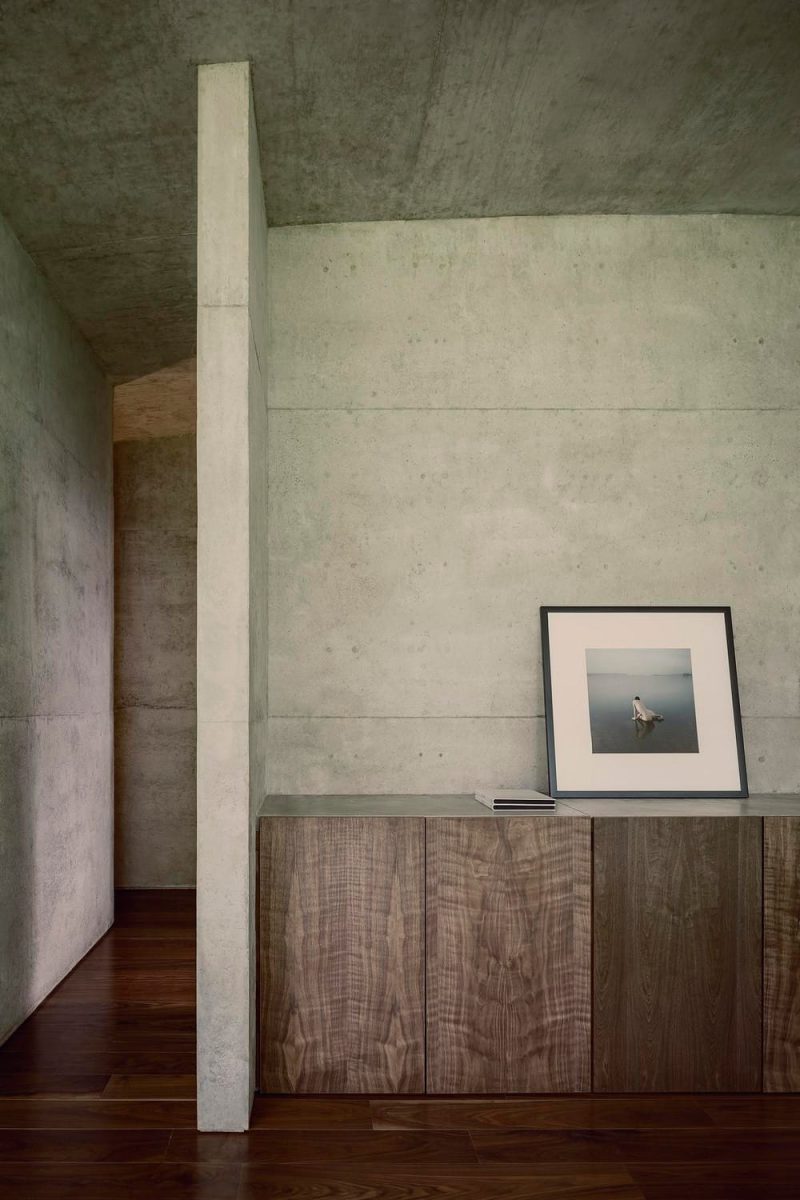 Concrete House with Green Roof / HW Studio