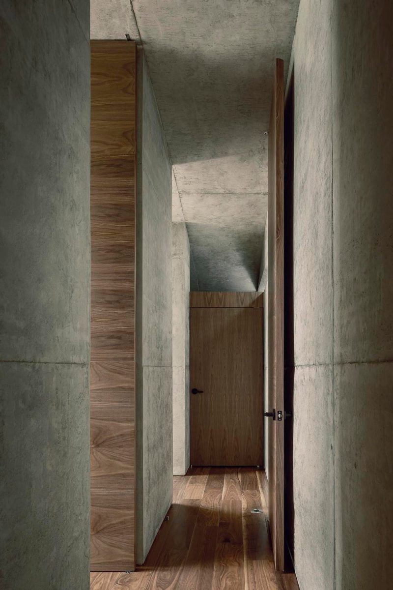 Concrete House with Green Roof / HW Studio