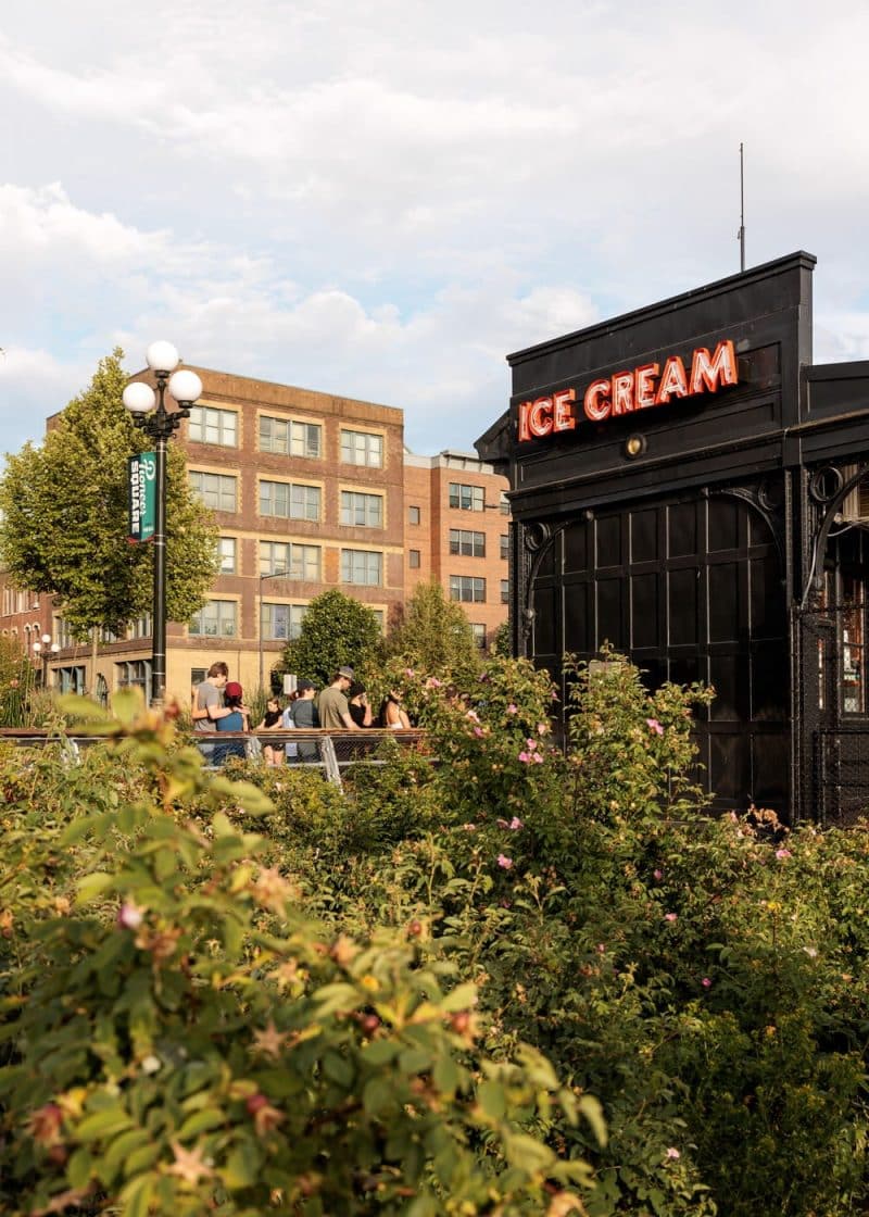 Molly Moon's ice cream shop along Seattle's waterfront / Graham Baba Architects