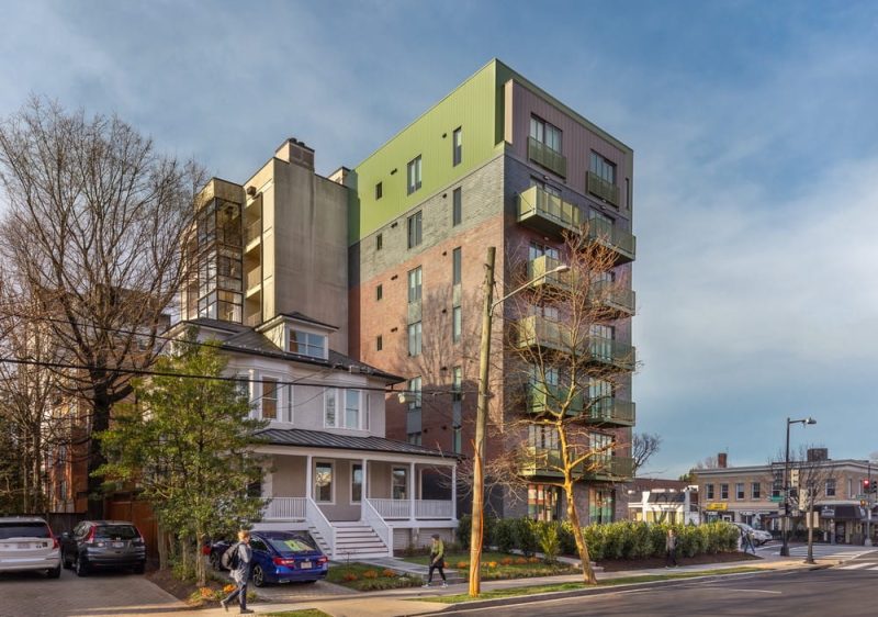 Le Parc Apartment Buiding / Teass Warren Architects