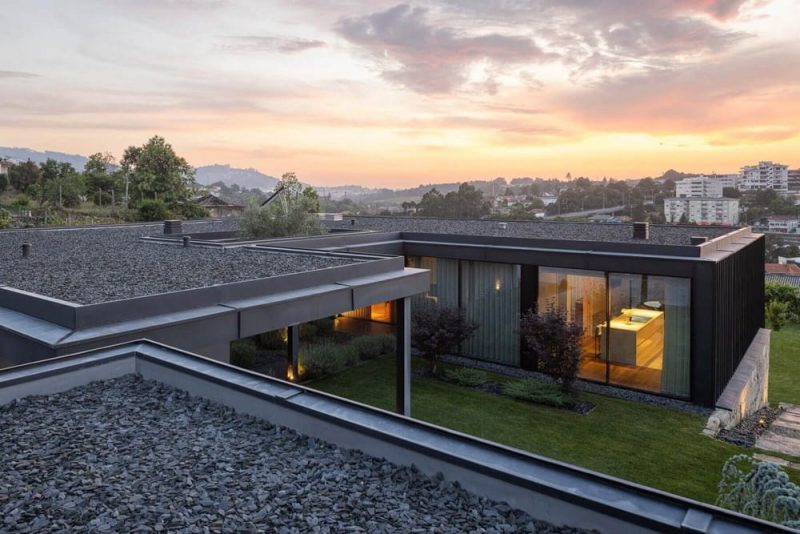 Casa da Encosta / Ricardo Azevedo Arquitecto
