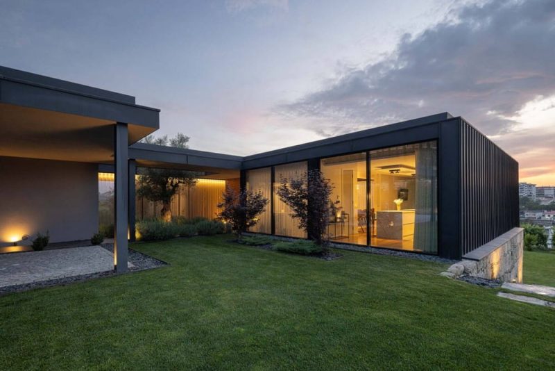 Casa da Encosta / Ricardo Azevedo Arquitecto