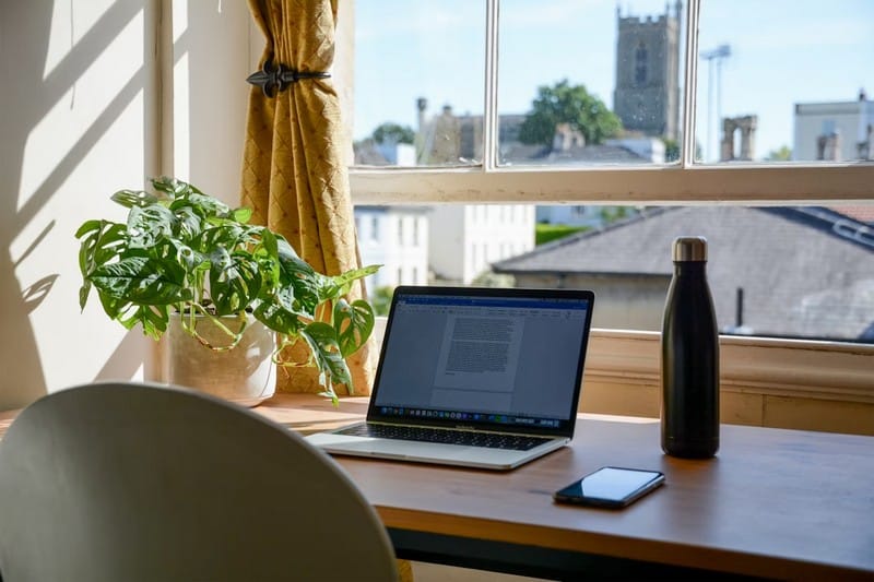 The Clutter-Free Home Office: How Wireless Tech is Changing Interior Design